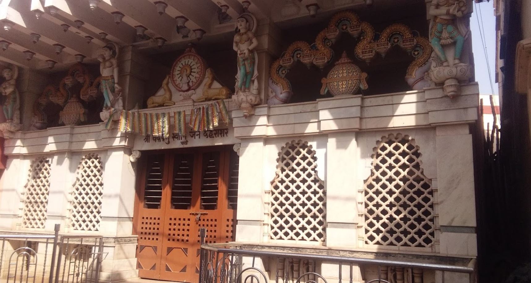 Shri Chandraprabhu Swami Jain Derasar, Pardi, District - Valsad (Gujarat) image 1