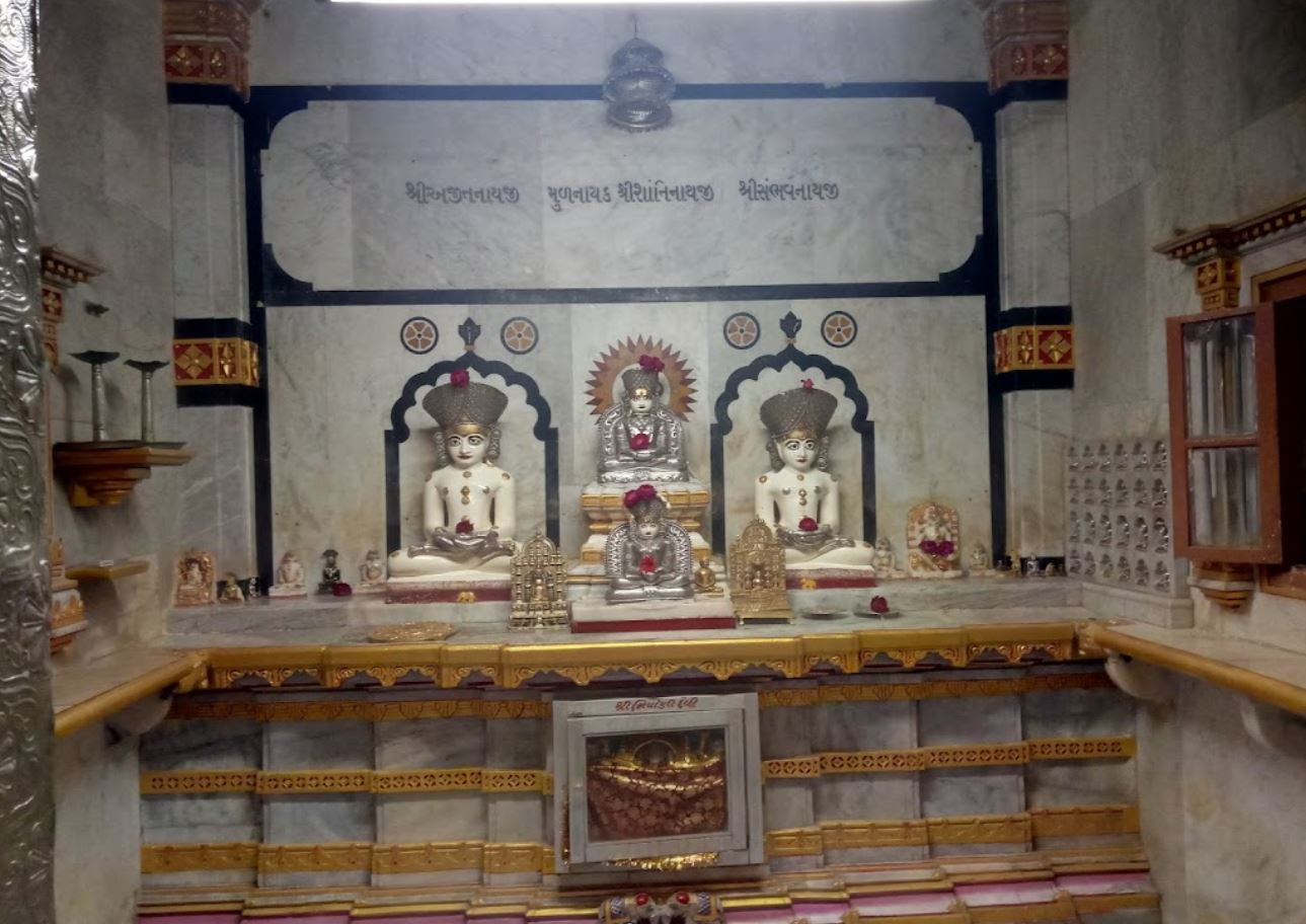 Shri Shantinath Prabhu Jinalaya, Darbar Gadh, Dhoraji, District - Rajkot (Gujarat) image 2