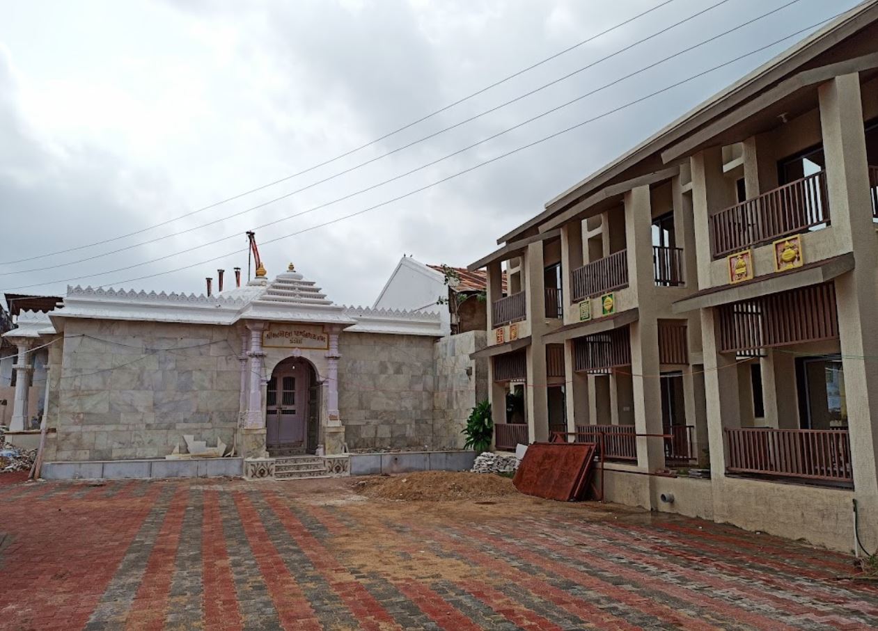 Shri Manmohan Parshvnath Jain Derasar, Kamboi, District - Patan (Gujarat) image 2