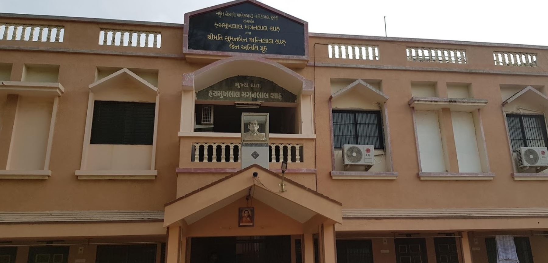 Shri Neminath Bhagwan Jain Derasar, Anand Sagar Society, Kapadvanj, District - Kheda (Gujarat) image 3
