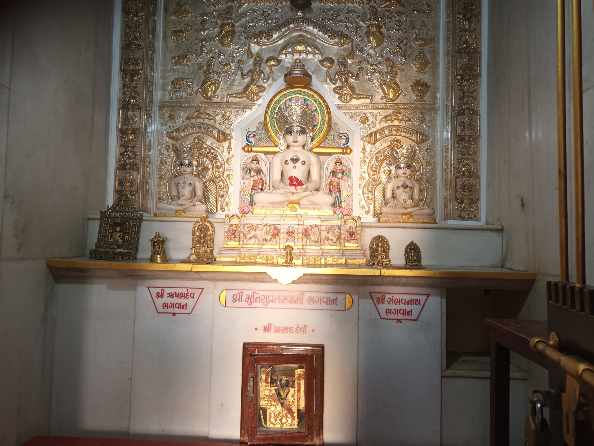 Shri Munisuvrat Swami Shwetamber Jain Mandir, Baroi, Mundra, District - Kachchh (Gujarat) image 4
