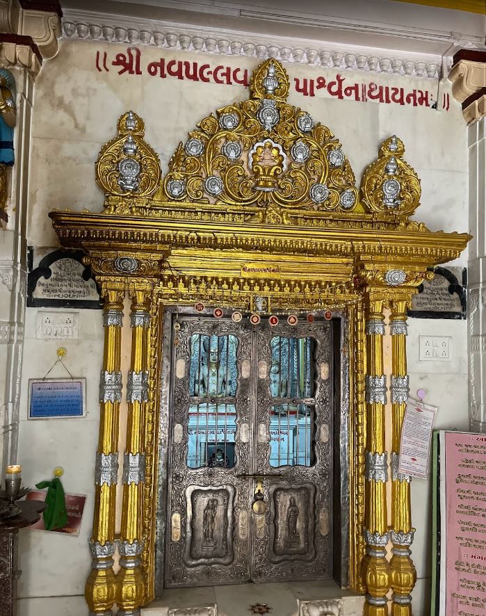 Shri 108 Navpallav Parshvnath Shwetamber Jain Derasar, Gaffar Belim, Mangrol, District - Junagadh (Gujarat) image 4