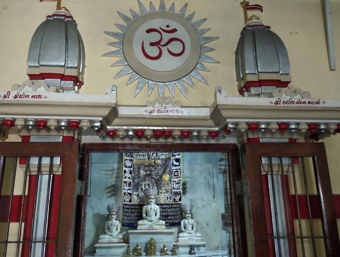 Shri Shantinath Bhagwan Shwetamber Jain Derasar, Majevdi, District - Junagadh (Gujarat) image 4