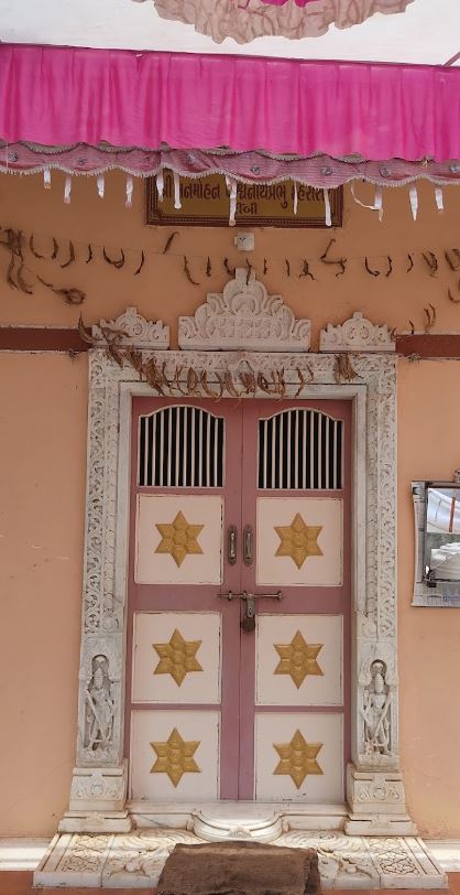 Shri Manmohan Parshvnath Shwetamber Jain Derasar, Deroli, District - Chhotaudepur (Gujarat) image 1