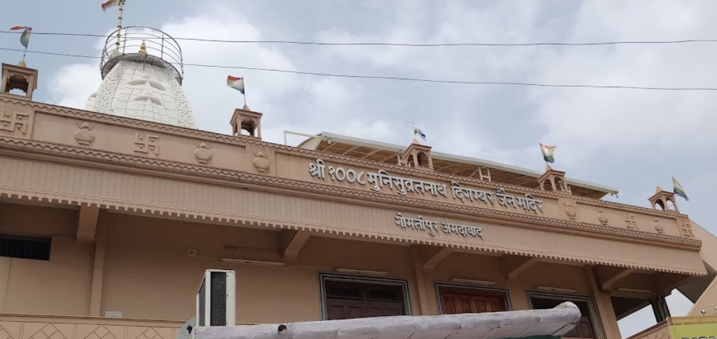 Shri 1008 Munisuvratnath Digamber Jain Mandir, Sukharam Nagar, Gomtipur, Ahmedabad (Gujarat) thumbnail 5