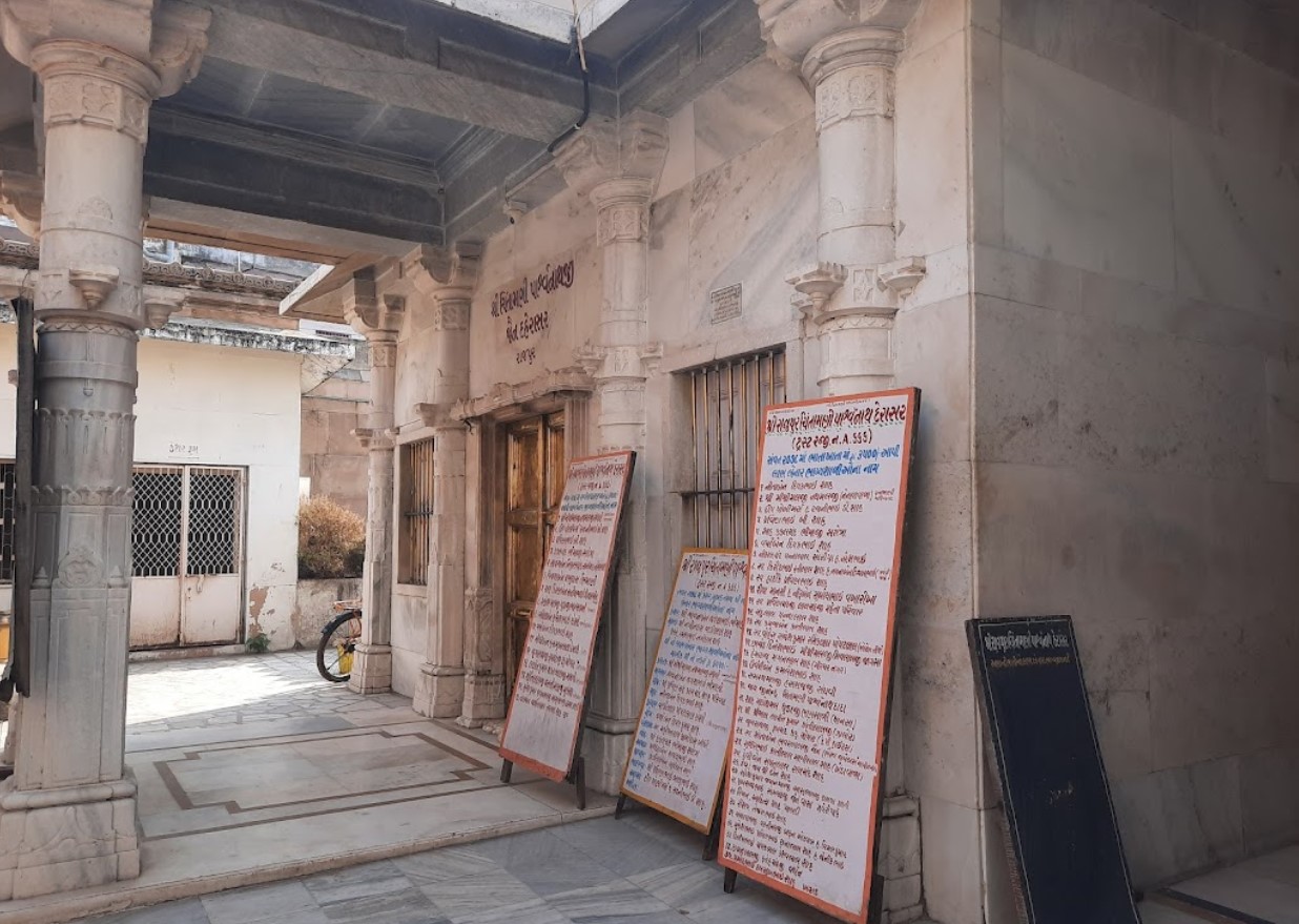 Shri Chintamani Parshvnath Shwetamber Jain Mandir, Rajpur, Gomtipur, Ahmedabad (Gujarat) main image
