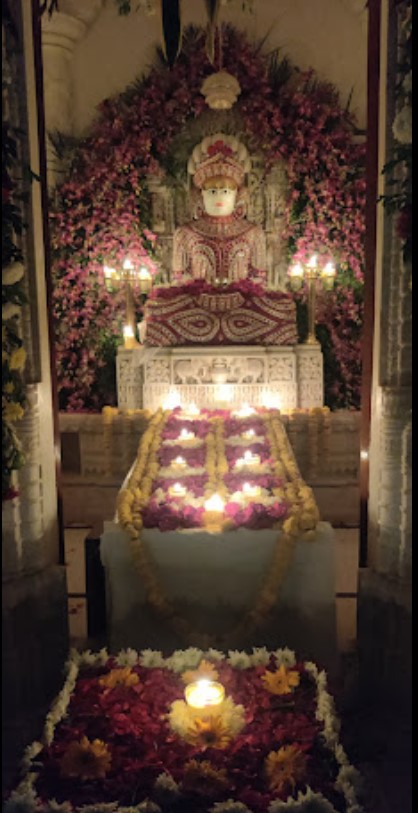 Shri Padmamohan Parshwadham Shwetamber Jain Derasar, Town Hall Road, opp. Omkareshwar Temple, Vivekanand Wadi, Anand (Gujarat) image 1