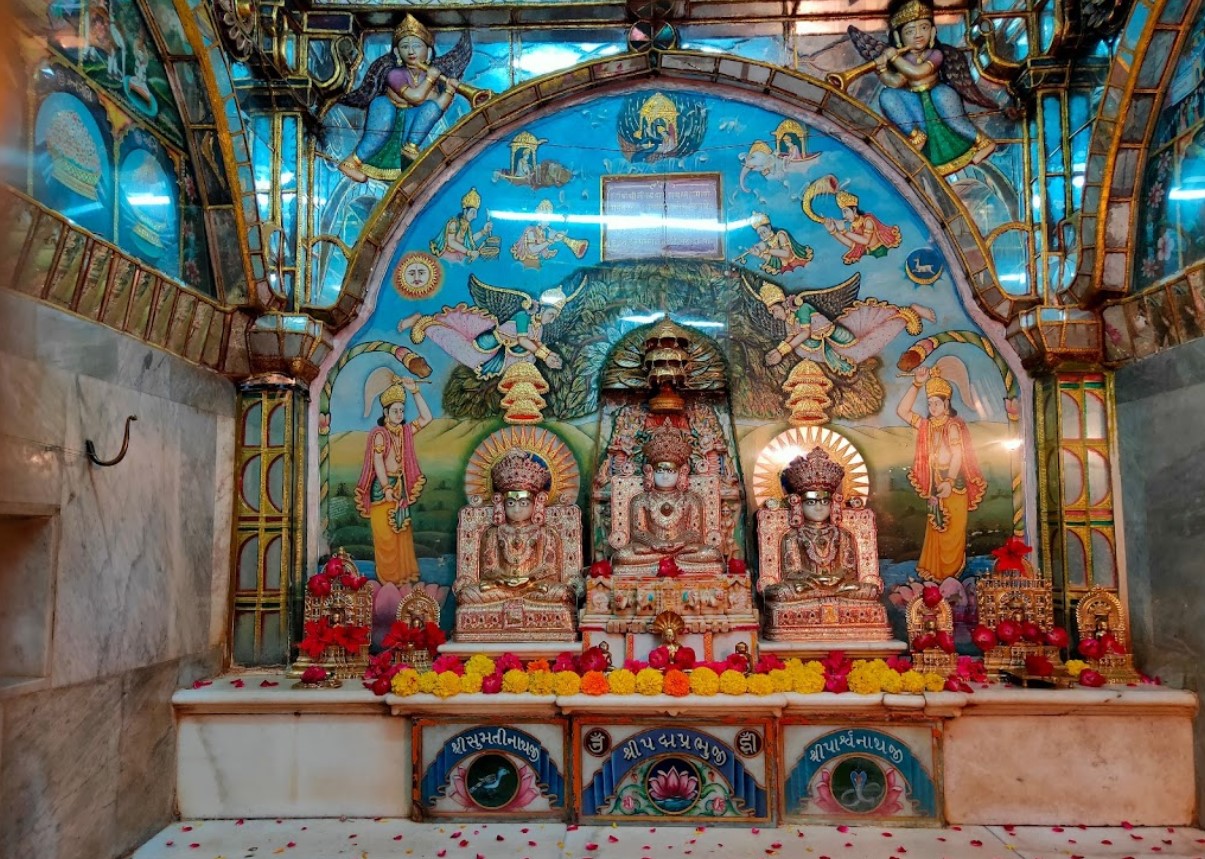 Shri Padamprabh Swami Shwetamber Jain Derasar, Chandan chowk, Dharmaj, District - Anand (Gujarat) image 1