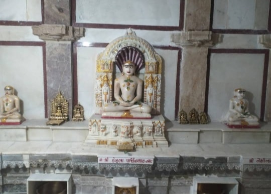 Shri 108 Dohala Parshvnath Shwetamber Jain Mandir, Saklana, District - Banas Kantha (Gujarat) thumbnail 6