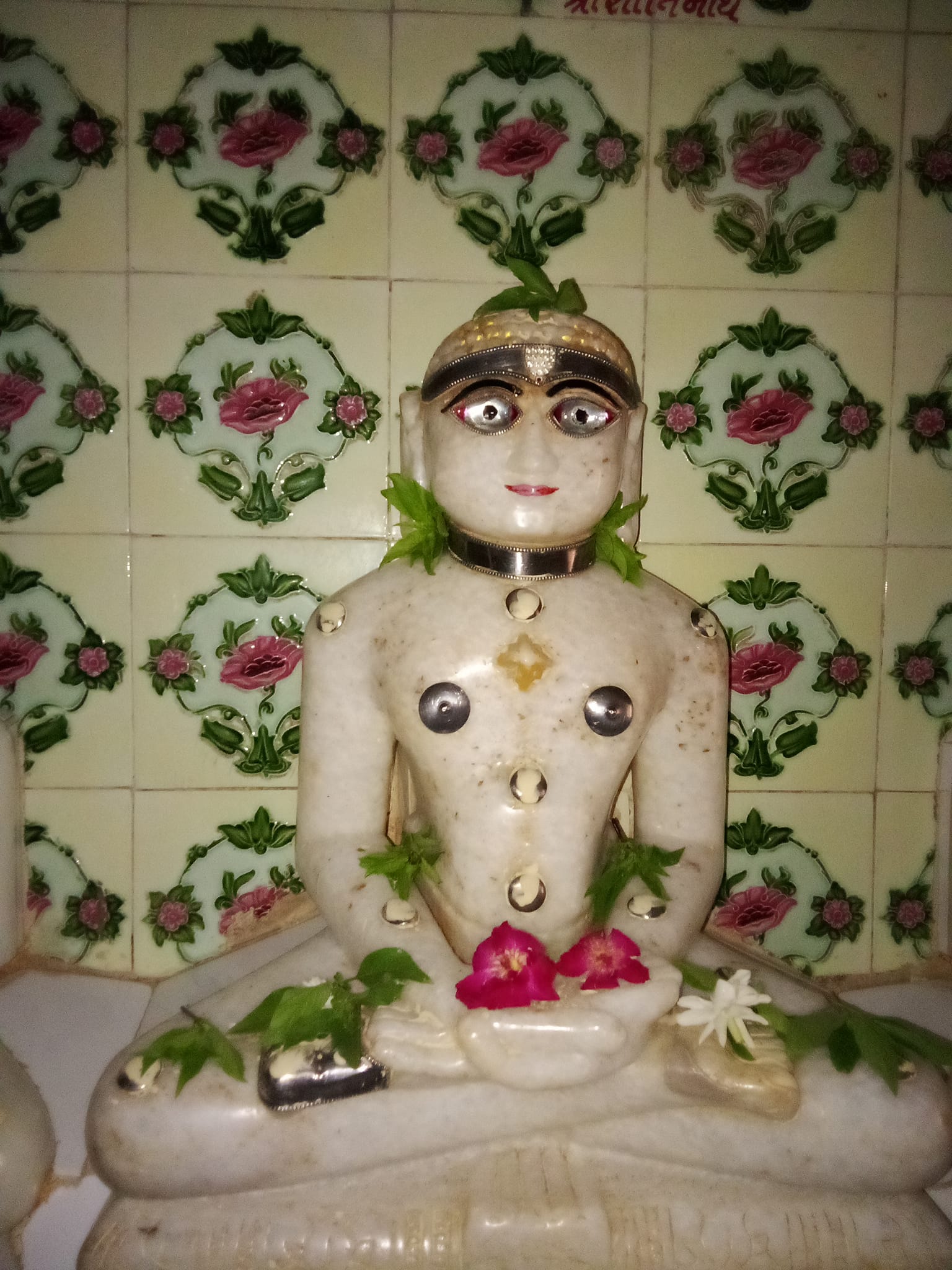 Shri Shantinath Bhagwan Shwetamber Jain Derasar, Khajuri Sheri, Vrindavan Society, Radhanpur, District - Patan (Gujarat) thumbnail 3