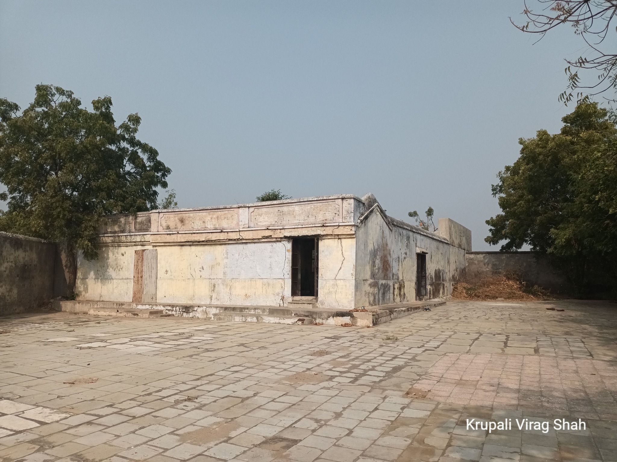 Shri Godi Parshvnath Ka Pagliya Shwetamber Jain Derasar, Varkhadi, Radhanpur, District - Patan (Gujarat) image 4
