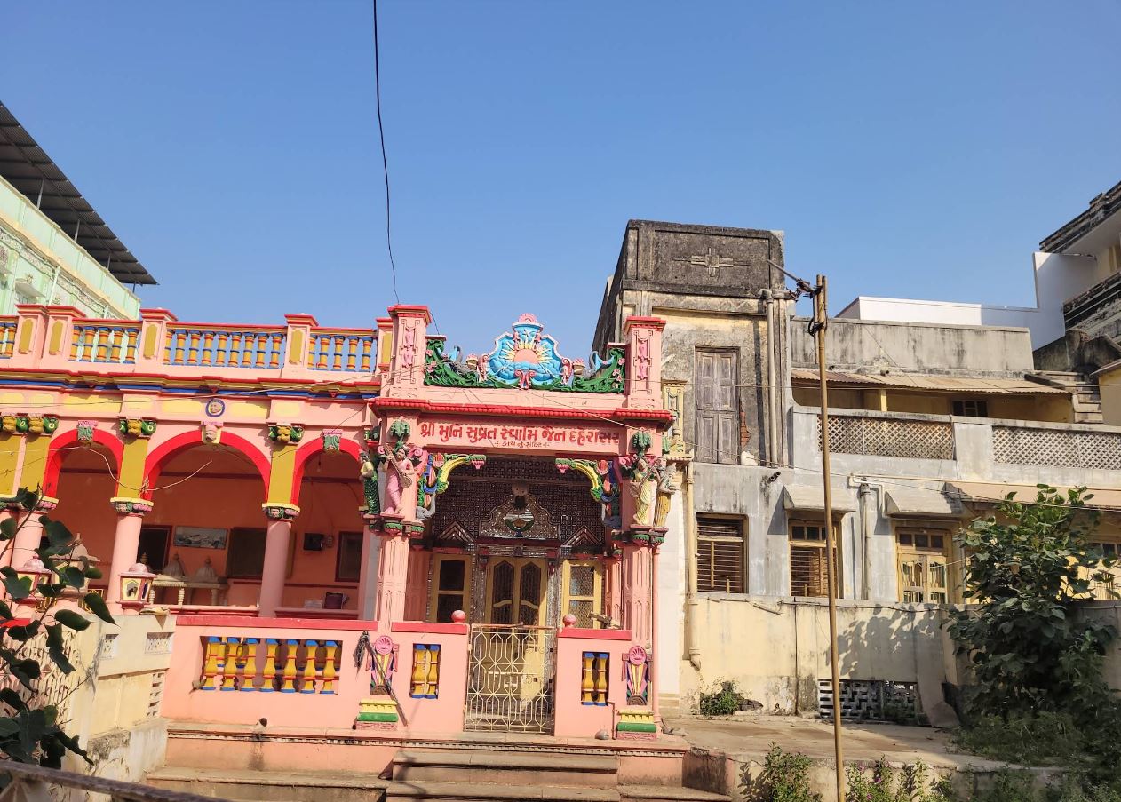 Shri Munisuvratnath Swami Shwetamber Jain Derasar, Glass Temple, Kharvado, Lambi Oty, Khambhat, District - Anand (Gujarat) image 1