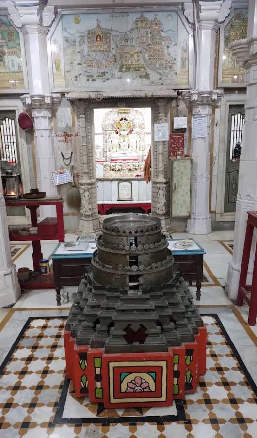Shri Chintamani Parshvnath Bavan Jinalaya Shwetamber Jain Derasar, Manek Chowk, Lambi Oty, Khambhat, District - Anand (Gujarat) image 2