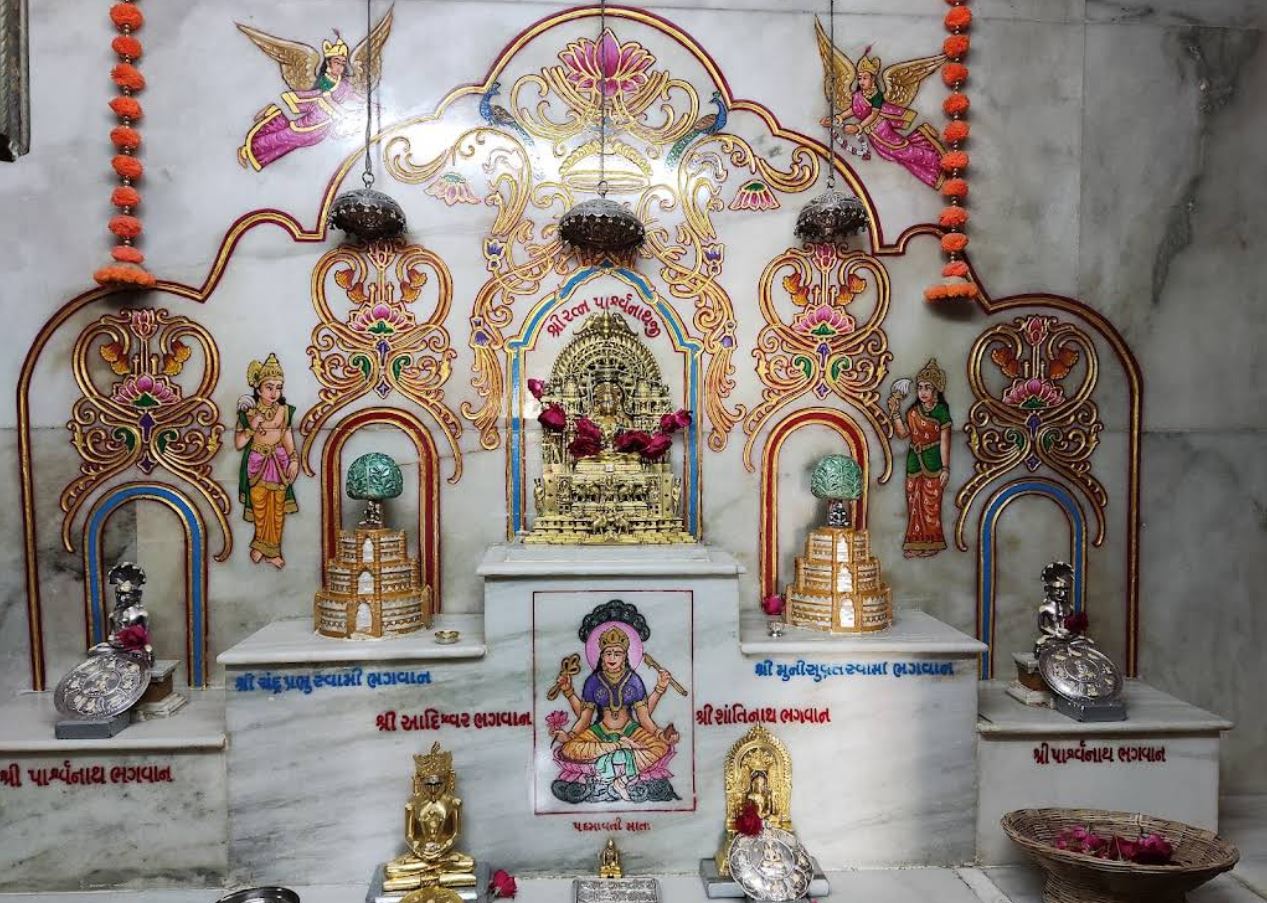 Shri Ratna Chintamani Parshvnath Shwetamber Jain Derasar, Manek Chowk, Lambi Oty, Khambhat, District - Anand (Gujarat) image 2