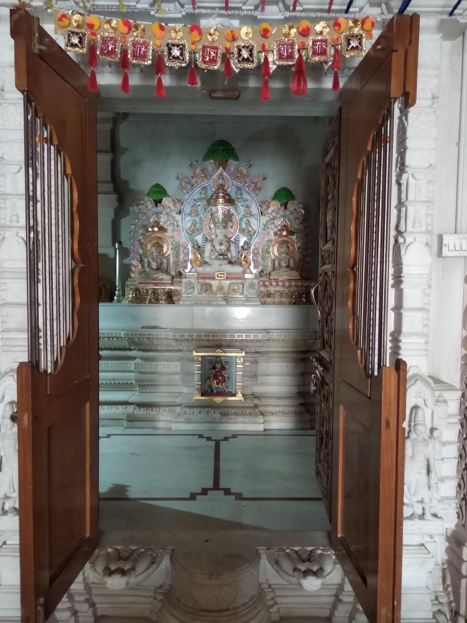 Shri Chandraprabhu Bhagwan Shwetamber Jain Derasar, Vandhiya, District - Kachchh (Gujarat) thumbnail 5