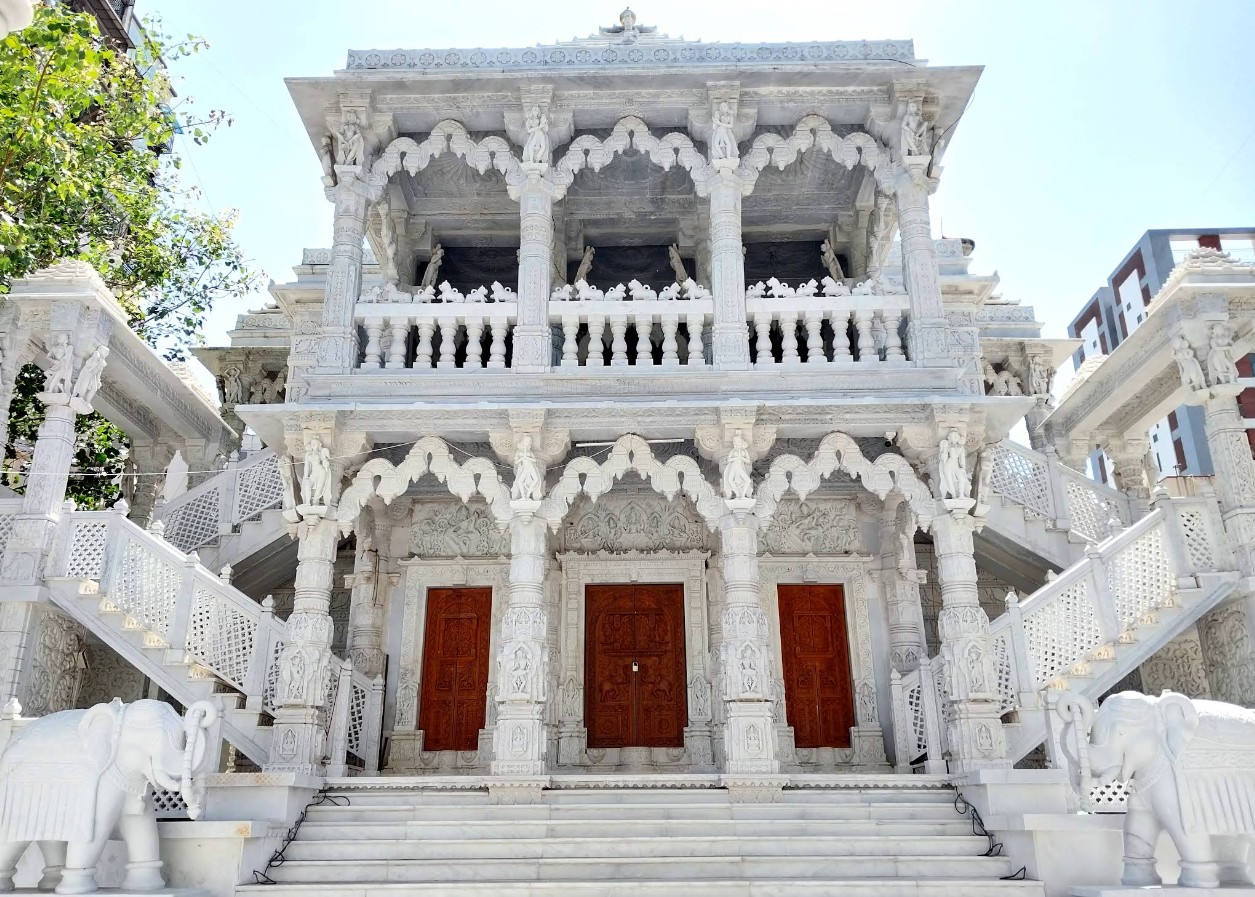 Shri Jin Kushal Dadawadi, Shri Munisuvrat Swami Shwetamber Jain Mandir, Archana School Road, Parvat Patiya, Surat (Gujarat) thumbnail 2