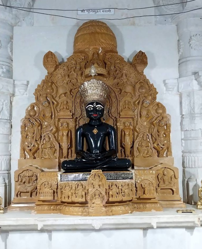 Shri Jin Kushal Dadawadi, Shri Munisuvrat Swami Shwetamber Jain Mandir, Archana School Road, Parvat Patiya, Surat (Gujarat) thumbnail 3