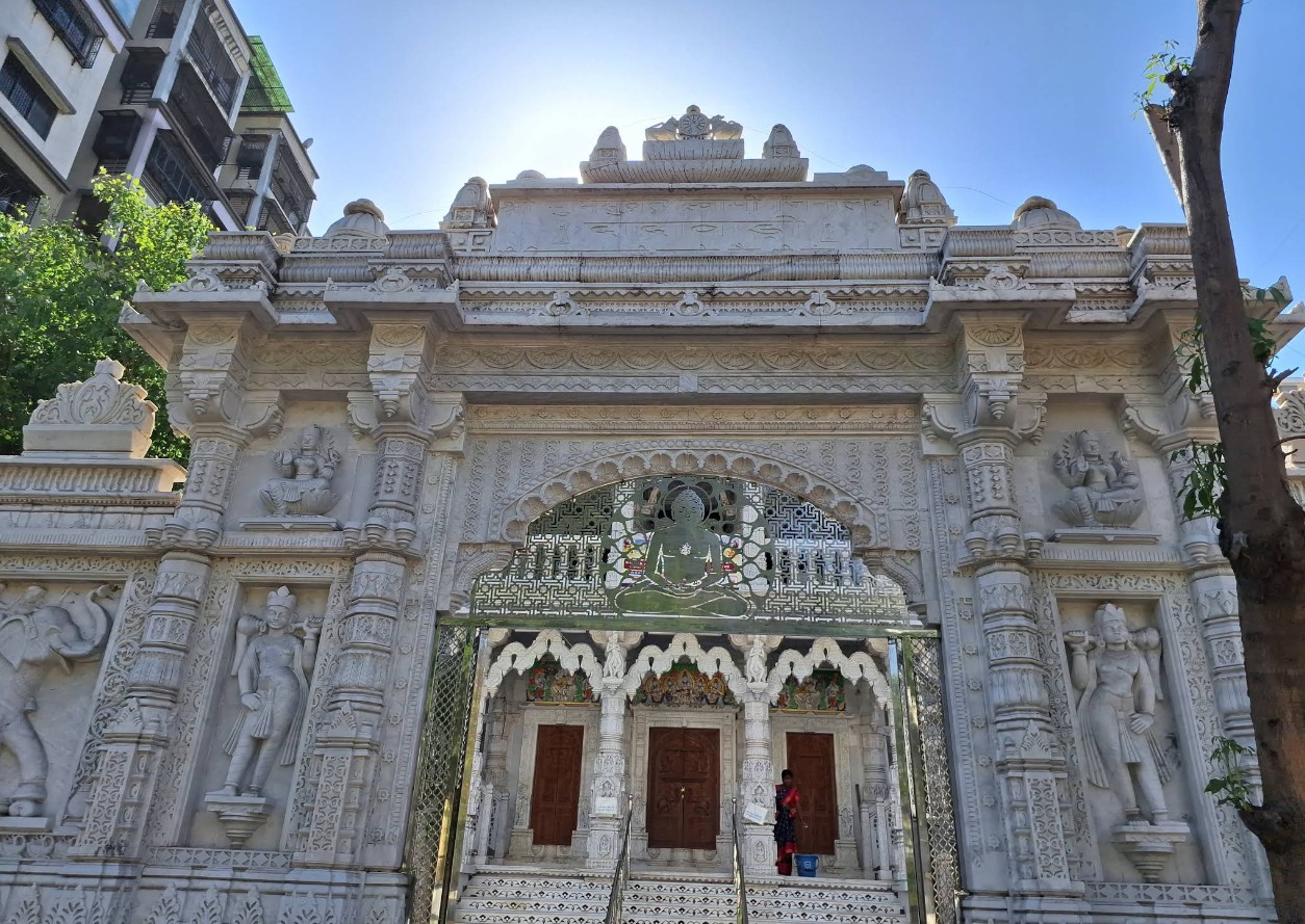 Shri Jin Kushal Dadawadi, Shri Munisuvrat Swami Shwetamber Jain Mandir, Archana School Road, Parvat Patiya, Surat (Gujarat) thumbnail 6