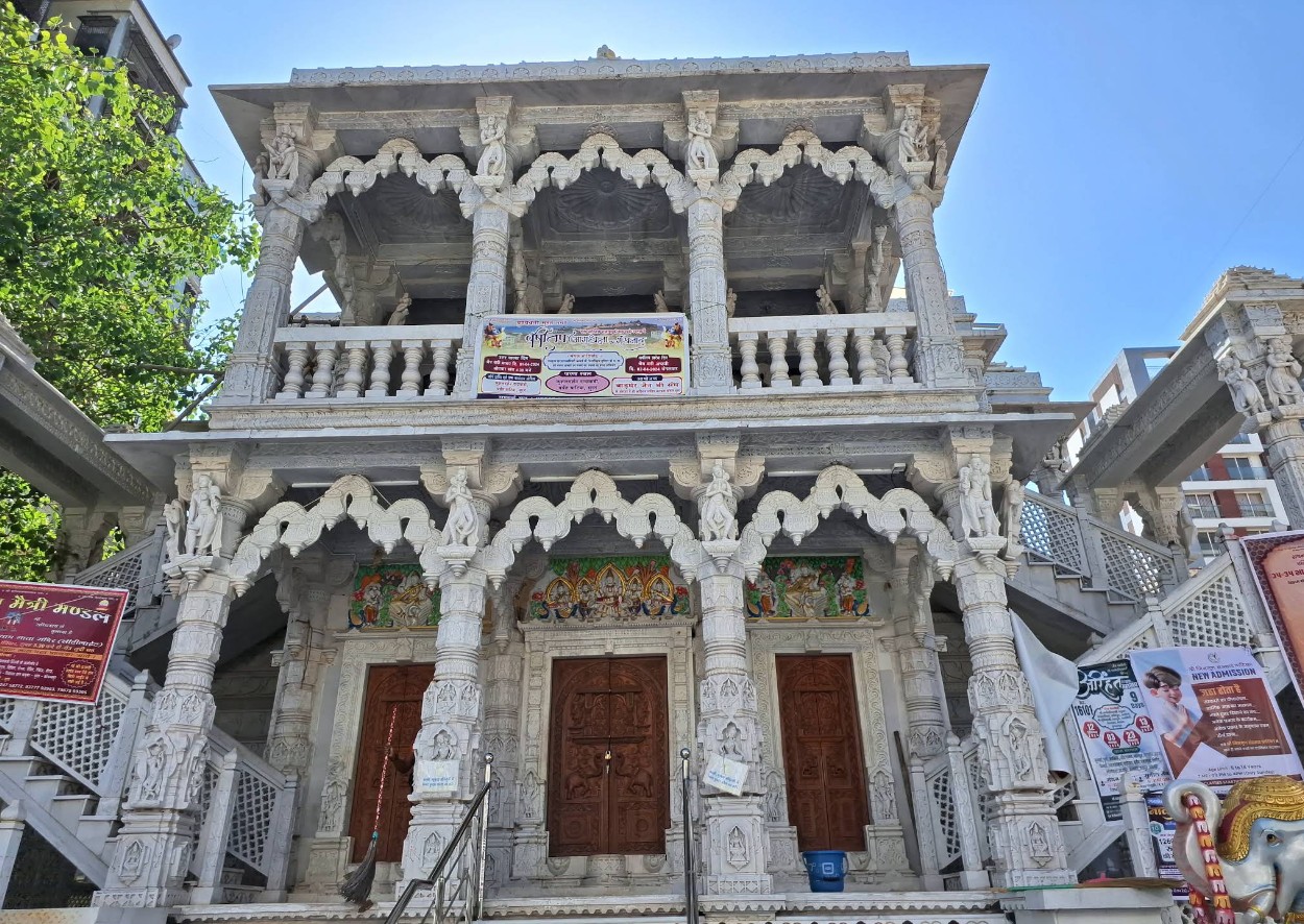 Shri Jin Kushal Dadawadi, Shri Munisuvrat Swami Shwetamber Jain Mandir, Archana School Road, Parvat Patiya, Surat (Gujarat) image 7