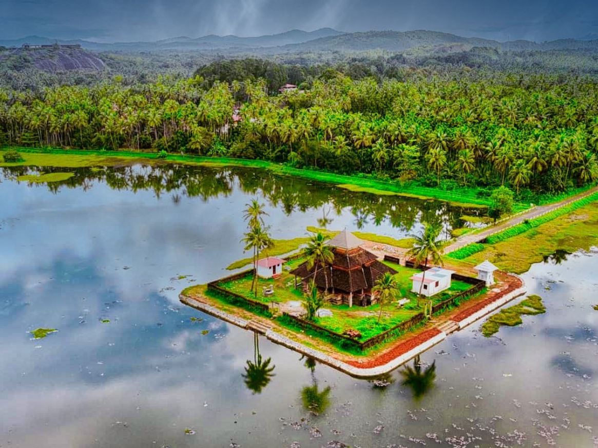Kere Basadi (Chaturmukh Basadi), Shri Adinath, Shanthinatha, Chandraprabha, Mahaveer Swami Digamber Jain Mandir, Karkala, District - Udupi (Karnataka) image 1