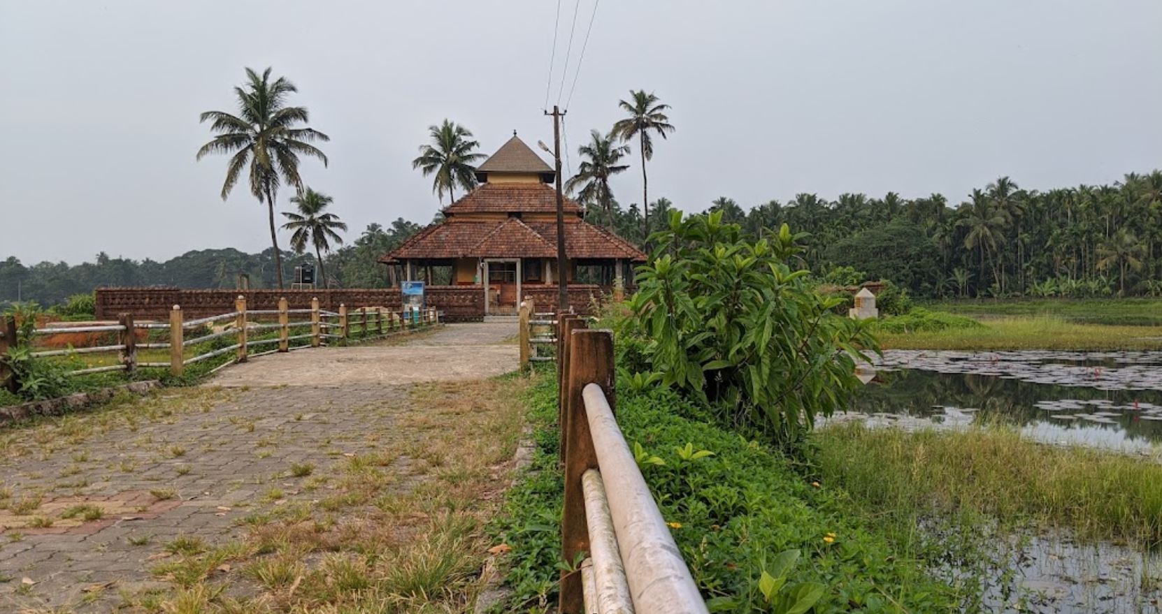 Kere Basadi (Chaturmukh Basadi), Shri Adinath, Shanthinatha, Chandraprabha, Mahaveer Swami Digamber Jain Mandir, Karkala, District - Udupi (Karnataka) image 2