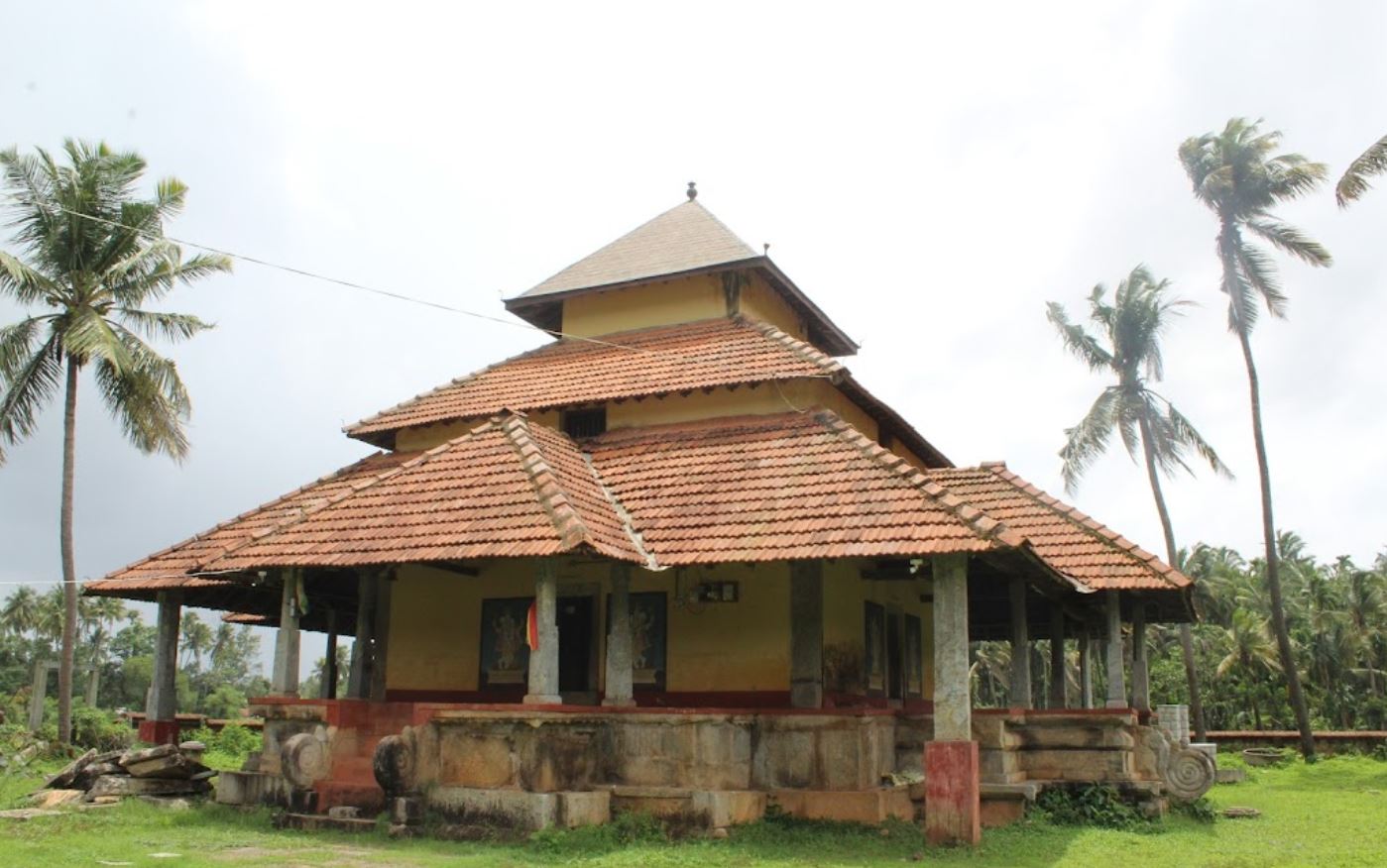 Kere Basadi (Chaturmukh Basadi), Shri Adinath, Shanthinatha, Chandraprabha, Mahaveer Swami Digamber Jain Mandir, Karkala, District - Udupi (Karnataka) image 3