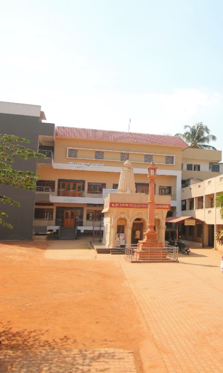 Shri 1008 Chandraprabhu Digamber Jain Mandir, Digamber Jain Boarding, J C Colony, Station Road, Hubli, District - Dharwad (Karnataka) main image