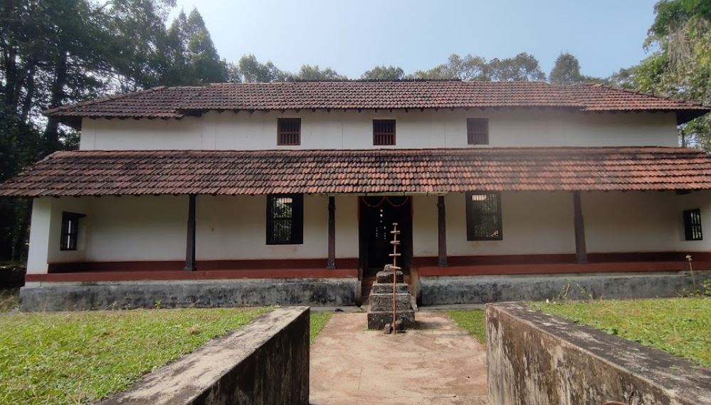 Shri Parshvnath Digamber Jain Basadi (Mandir), Ganada Kottige, Peradi, District - Dakshina Kannada (Karnataka) image 1