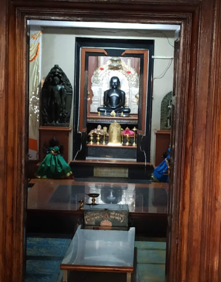 Shri 1008 Suparshvnath Digamber Jain Mandir, Jain Basti, Jain Galli, Gokak, District - Belagavi (Karnataka) thumbnail 3