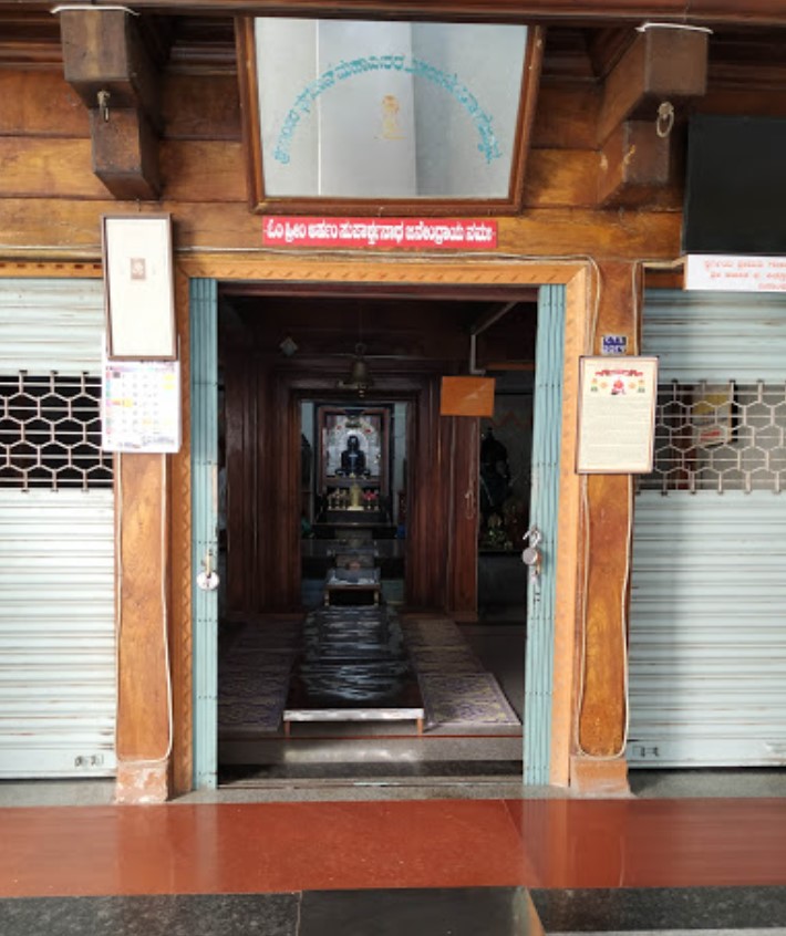 Shri 1008 Suparshvnath Digamber Jain Mandir, Jain Basti, Jain Galli, Gokak, District - Belagavi (Karnataka) thumbnail 4